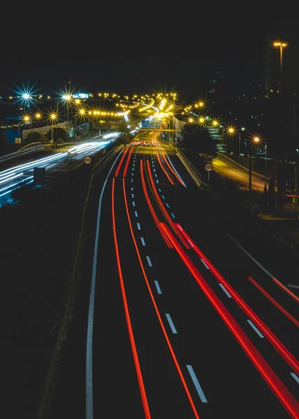 Вертикальний Постріл Шосе Автомобіля Вночі Освітлює Дорогу — стокове фото