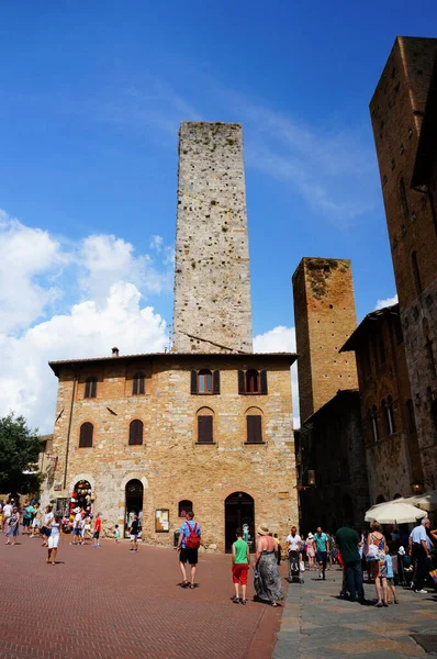 San Gimignano Italy Aug 2014 Vertical Shot People Walking Streets — Stock Photo, Image