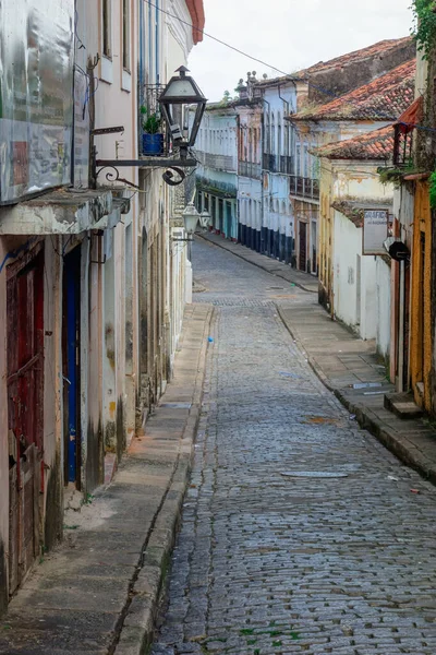 巴西圣路易斯一条有漂亮古建筑的小巷的垂直截图 — 图库照片