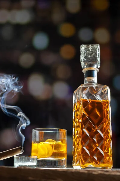 Whisky Drinken Met Ijs Een Sigaar Roken Achtergrond Met Bokeh — Stockfoto