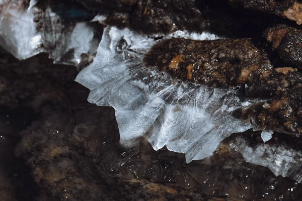在潮湿的石头上拍了一张特写的冰块 — 图库照片
