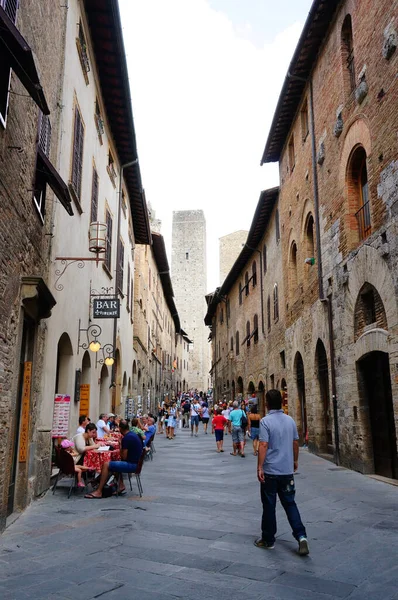 San Gimignano Italy Nov 2014 Vertical Shot People Walking Street — Stock Photo, Image