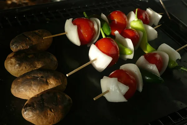 Primo Piano Pomodori Patate Cipolle Peperoni Bastone Grigliare Una Padella — Foto Stock