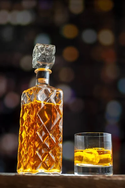 Flaska Och Glas Whisky Med Bakgrunden Med Bokeh Effekt Lampor — Stockfoto