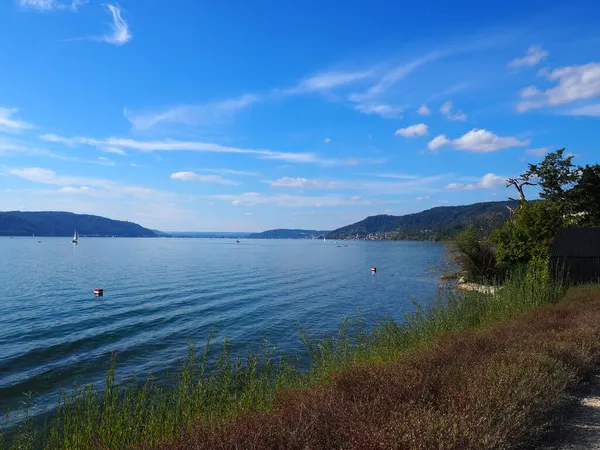 背景の帆船や山との湖のコンスタンスの景色 — ストック写真