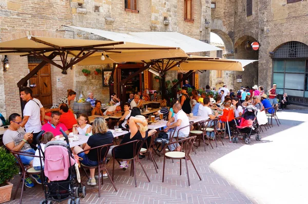 San Gimignano Itália Ago 2014 Grupo Turistas Sentados Mesas Restaurante — Fotografia de Stock