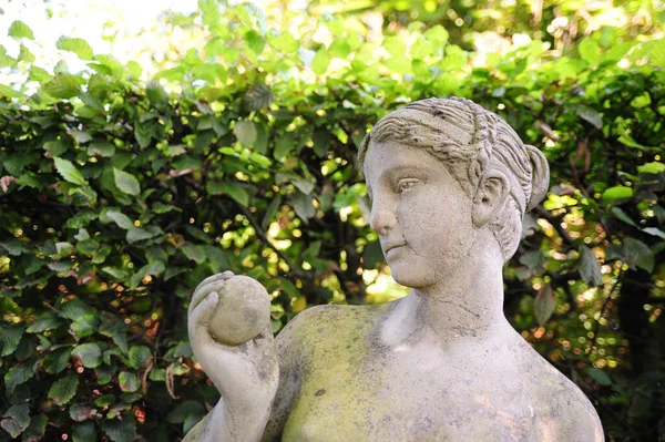 Close Uma Estátua Pedra Véspera Segurando Uma Maçã Jardim Com — Fotografia de Stock