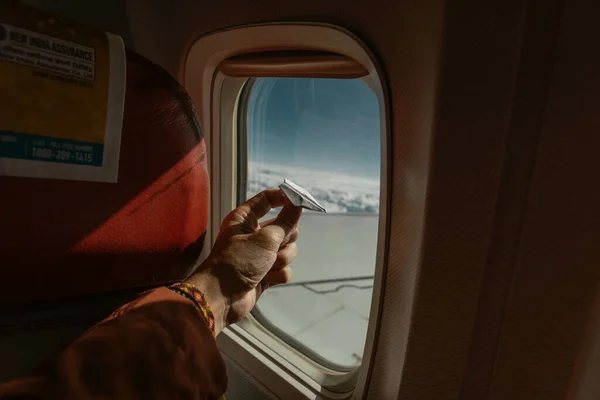 Пассажир Держит Маленький Самолет Окне Самолете — стоковое фото