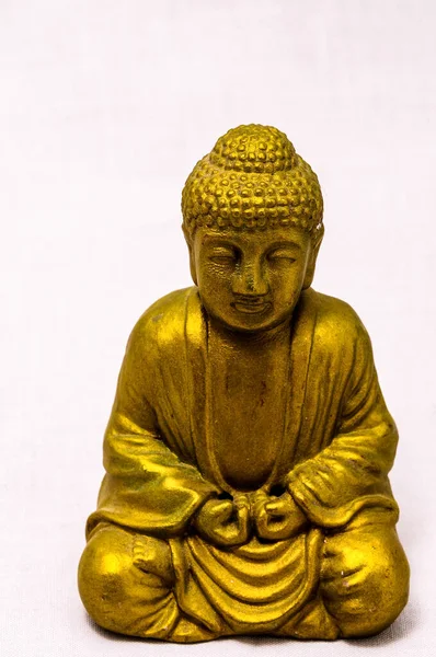 Primer Plano Vertical Una Estatua Oro Buda Shakyamuni Rezando — Foto de Stock