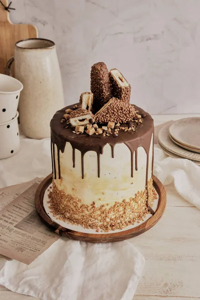 Вкусный Домашний Торт Шоколадной Глазурью Сладостями Сверху Круглой Деревянной Тарелке — стоковое фото