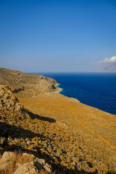 Die Schöne Aussicht Auf Ein Meer Mit Einem Berg Einem — Stockfoto
