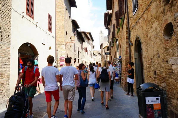 San Gimignano Italië Aug 2014 Een Groep Toeristen Die Straat — Stockfoto