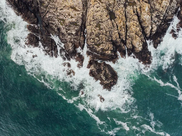 Egy Hullámzó Óceán Egy Szikla Csúcspontja — Stock Fotó