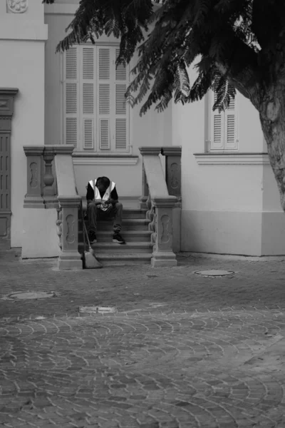 Сіра Галявина Чоловіка Стоїть Сходах Перед Будинком Великим Дерев Яним — стокове фото
