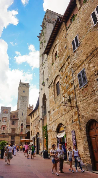 San Gimignano Italy Jan 2016 Vertical Shot People Walking Street — Stock Photo, Image