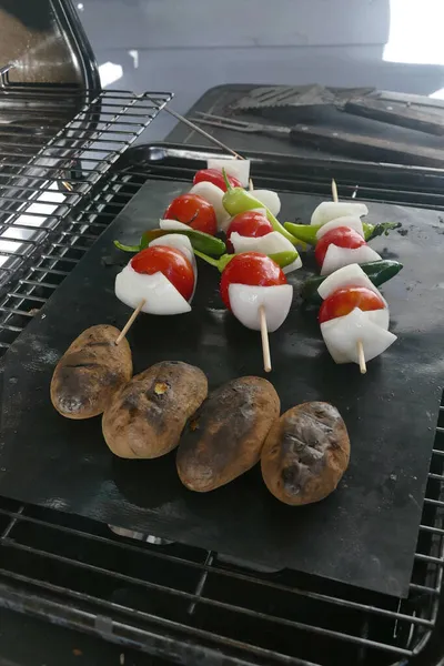 Vertshot Batatas Tomates Cebolas Pimentas Uma Vara Grelhando Uma Panela — Fotografia de Stock