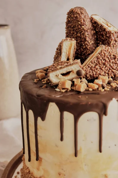 Крупный План Вкусного Торта Шоколадной Глазурью Сладостями Сверху Круглой Деревянной — стоковое фото