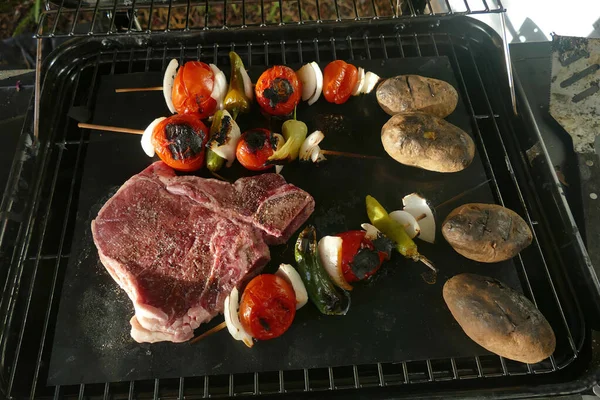 Een Close Shot Van Biefstuk Met Aardappelen Tomaten Uien Paprika — Stockfoto