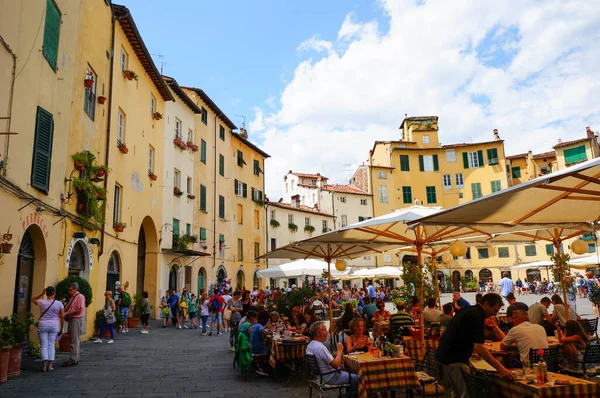 Lucca Italië Feb 2016 Een Groep Toeristen Zit Aan Tafels — Stockfoto
