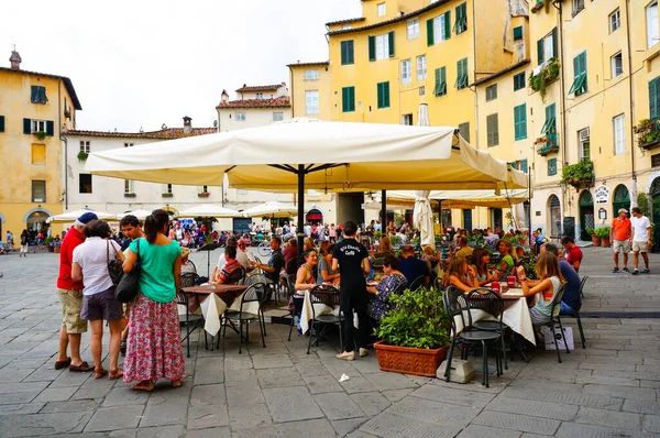 Lucca Italië Feb 2016 Een Groep Toeristen Zit Aan Tafels — Stockfoto