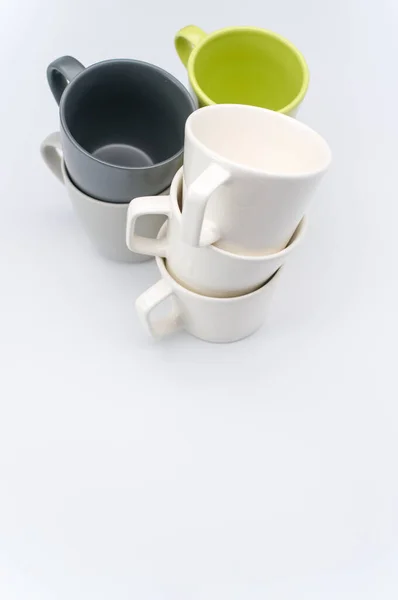 Set Mehrfarbiger Keramiktassen Auf Einer Weißen Tischplatte Mit Kopierraum — Stockfoto
