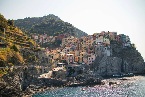 Krásný Výhled Pobřežní Útesy Barevnými Domy Pod Jasnou Oblohou Manarola — Stock fotografie