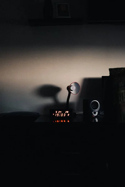 Bir Çalar Saatin Dikey Çekimi Karanlık Bir Odada Bir Lamba — Stok fotoğraf