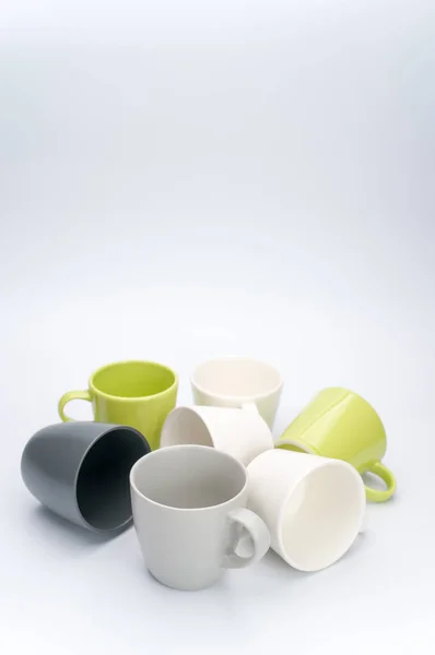 Ensemble Tasses Céramique Multicolore Sur Une Table Blanche Avec Espace — Photo