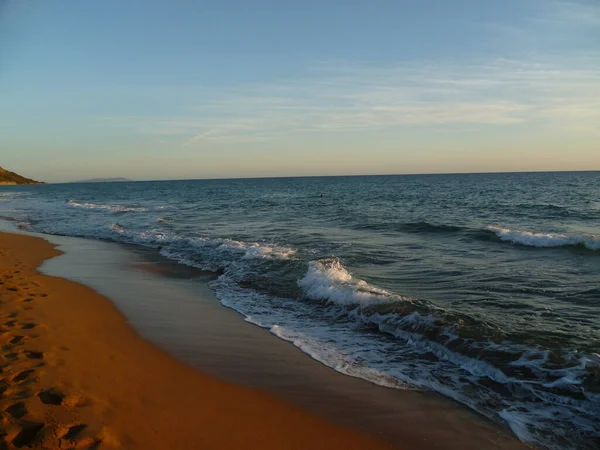 Красивый Пейзаж Морской Воды Мягким Песком Пляже Корраче Греция — стоковое фото