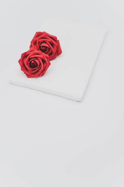 Rojo Rosa Flor Cabeza Lienzo Blanco Blanco Con Espacio Texto — Foto de Stock