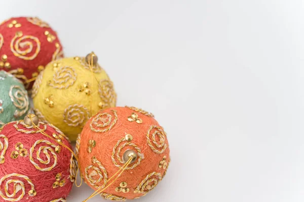 Bolas Decorativas Navideñas Multicolores Con Sapce Para Texto Sobre Una —  Fotos de Stock