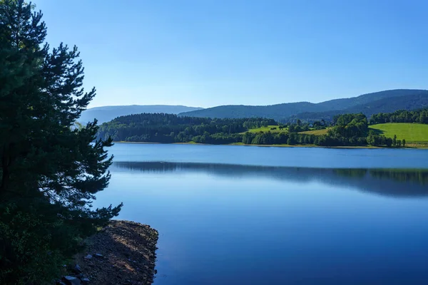 Colpo Enorme Lago Riflette Gli Alberi Che Circondano Una Giornata — Foto Stock