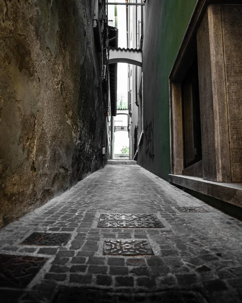 Eine Leere Schmale Gasse Zwischen Zwei Alten Schmuddeligen Steingebäuden Garda — Stockfoto