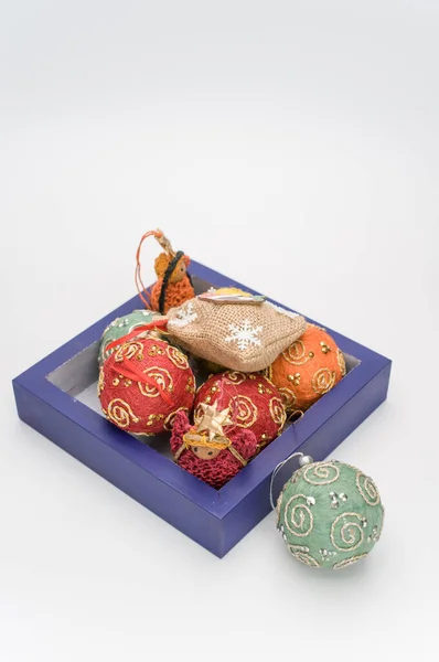 Kolorowe Bombki Figurki Świąteczne Niebieskim Drewnianym Pudełku Sadzonką Tekst — Zdjęcie stockowe