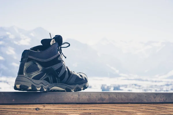 Zell Am地区冬季风景的阳台上男子靴的特写 奥地利 — 图库照片