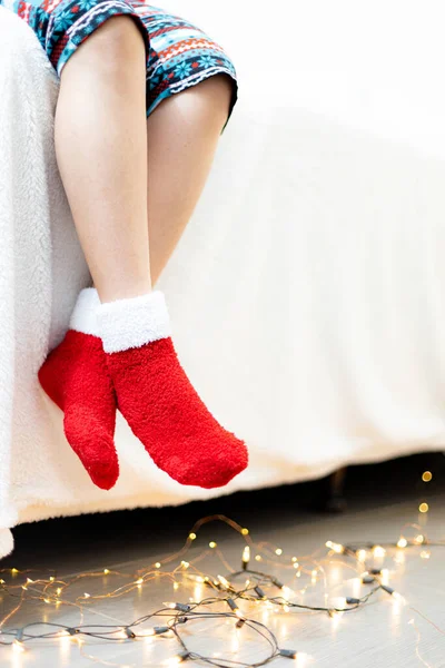 Вертикальный Снимок Ног Ребенка Красных Носках Концепция Веселого Рождества — стоковое фото