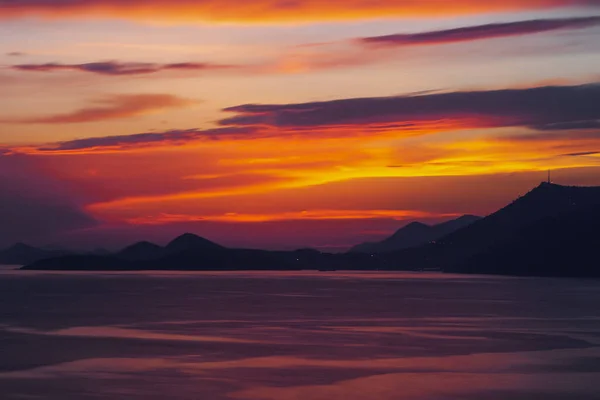 Une Belle Vue Sur Lac Dans Une Montagne Sous Ciel — Photo