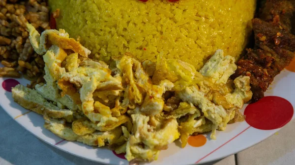 Tabakta Geleneksel Endonezya Yemeği Nasi Kuning — Stok fotoğraf