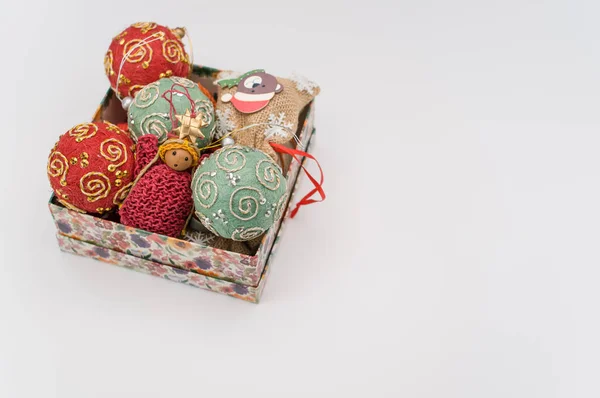 Bolas Decorativas Navidad Multicolores Figuritas Una Caja Con Sapce Para —  Fotos de Stock