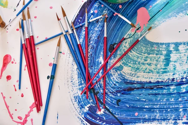 Een Close Shot Van Creatieve Puinhoop Met Penselen Kleurrijke Achtergrond — Stockfoto
