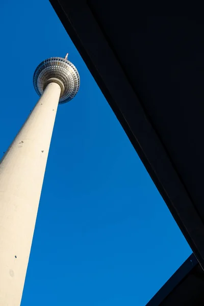 Una Toma Ángulo Bajo Una Enorme Torre Con Los Cielos — Foto de Stock