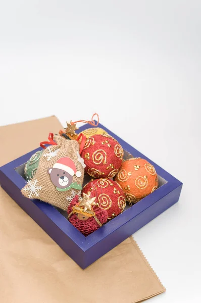 Vícebarevné Vánoční Ozdobné Kuličky Figurky Modré Dřevěné Krabici Sapce Pro — Stock fotografie