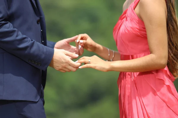 Zbliżenie Kochanków Trzymających Się Ręce Dniu Zaręczyn — Zdjęcie stockowe