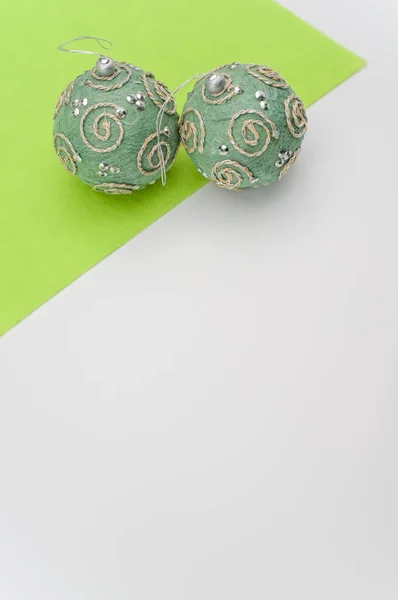 Zielone Świąteczne Kulki Dekoracyjne Sapce Tekst Białej Zielonej Powierzchni — Zdjęcie stockowe