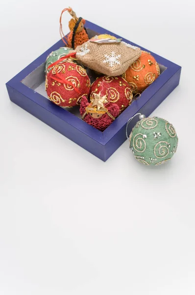 Kolorowe Bombki Figurki Świąteczne Niebieskim Drewnianym Pudełku Sadzonką Tekst — Zdjęcie stockowe