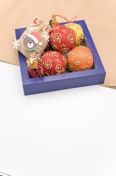 Bolas Decorativas Natal Multicoloridas Estatuetas Uma Caixa Madeira Azul Com — Fotografia de Stock