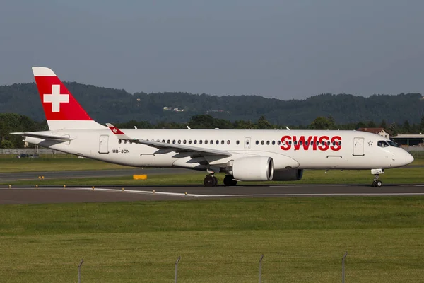 Graz Austria Grudnia 2019 Szwajcarski Airbus A220 Jcn Ustawia Pas — Zdjęcie stockowe