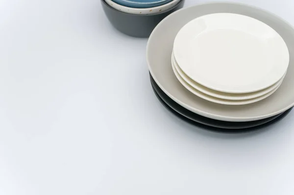 Ensemble Bol Céramique Multicolore Des Plats Sur Une Table Blanche — Photo