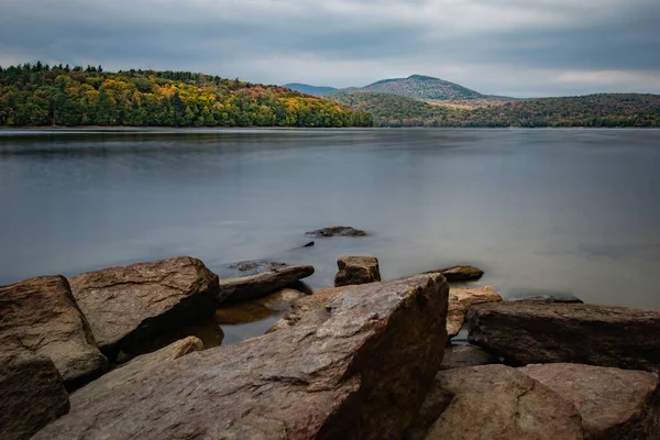 Ein Schöner Blick Auf Einen Ruhigen See Umgeben Von Dichten — Stockfoto