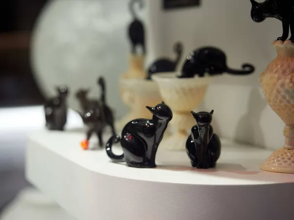 Enfoque Selectivo Figuras Gato Negro Una Superficie Blanca — Foto de Stock